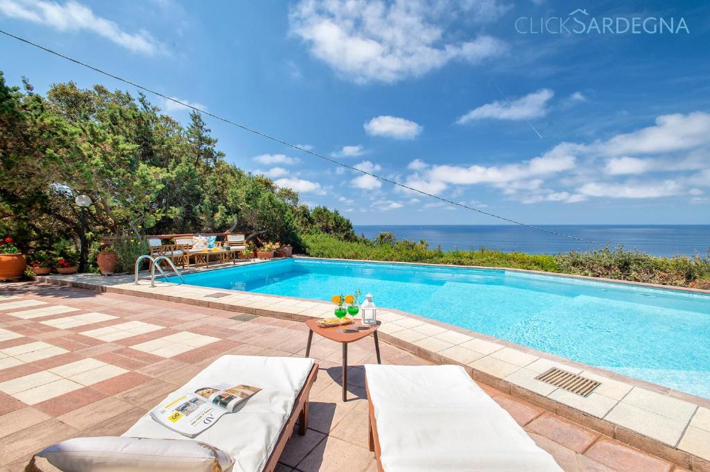 une piscine avec vue sur l'océan dans l'établissement Villa Joie de Vivre Vista mare con piscina a sfioro per 6 persone, à Alghero