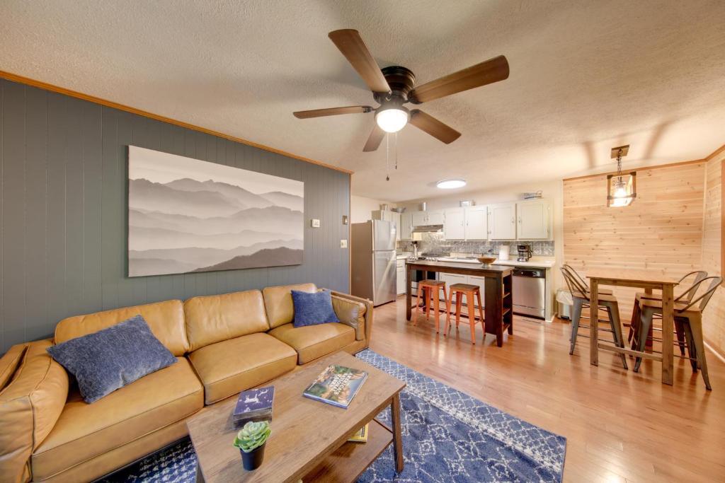 ein Wohnzimmer mit Sofa und Tisch in der Unterkunft Pet-Friendly Ellijay Cabin in the Woods on 1 Acre! in Ellijay