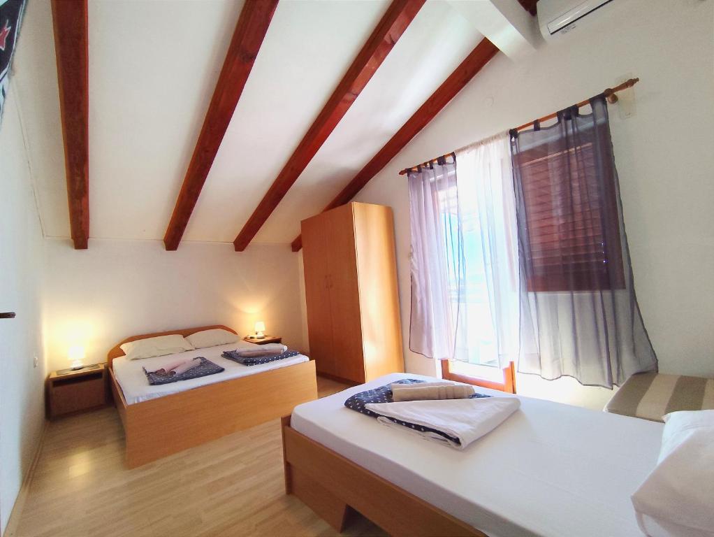 Postel nebo postele na pokoji v ubytování Apartments Bilo