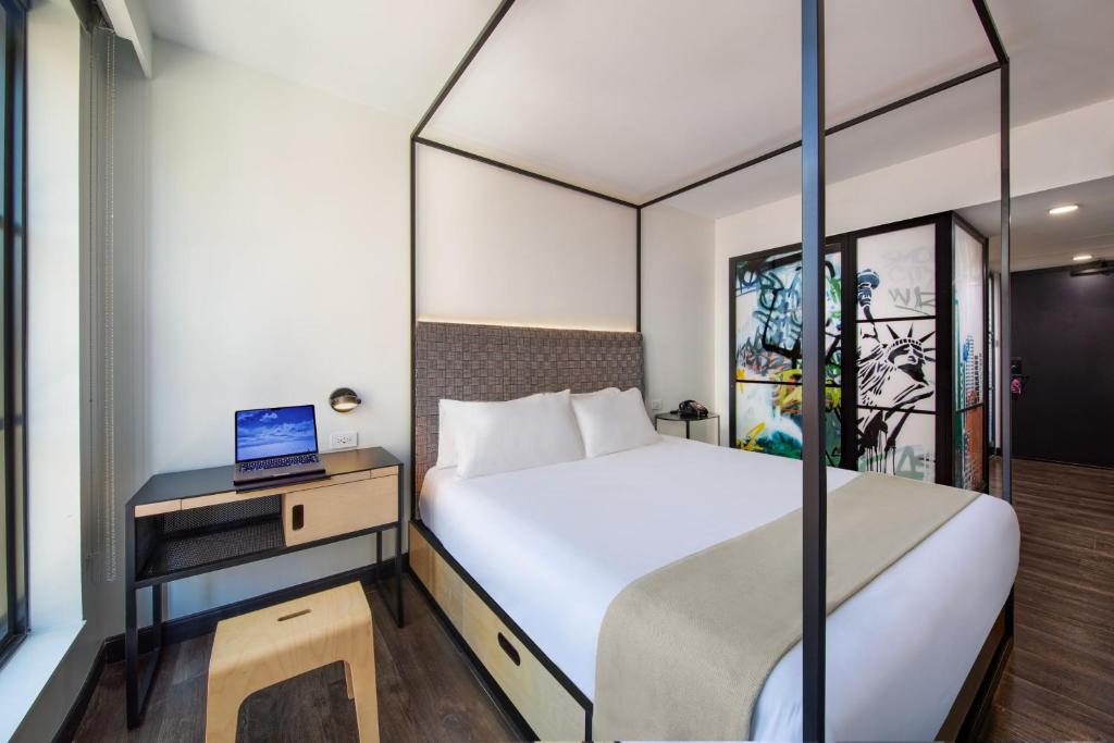 Cama ou camas em um quarto em Moxy NYC East Village