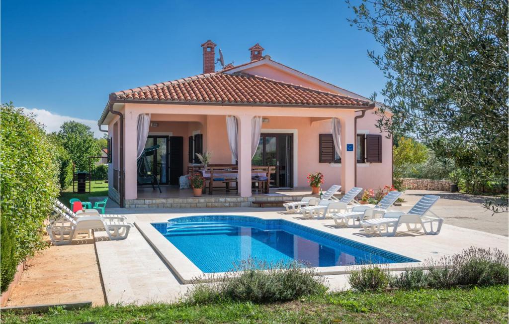 Bazén v ubytování Holiday Home Grandici Iv nebo v jeho okolí