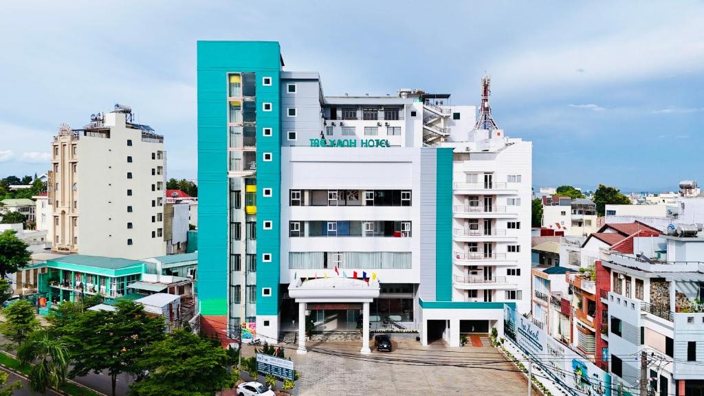 een hoog gebouw in een stad met gebouwen bij Tre Xanh Hotel in Pleiku