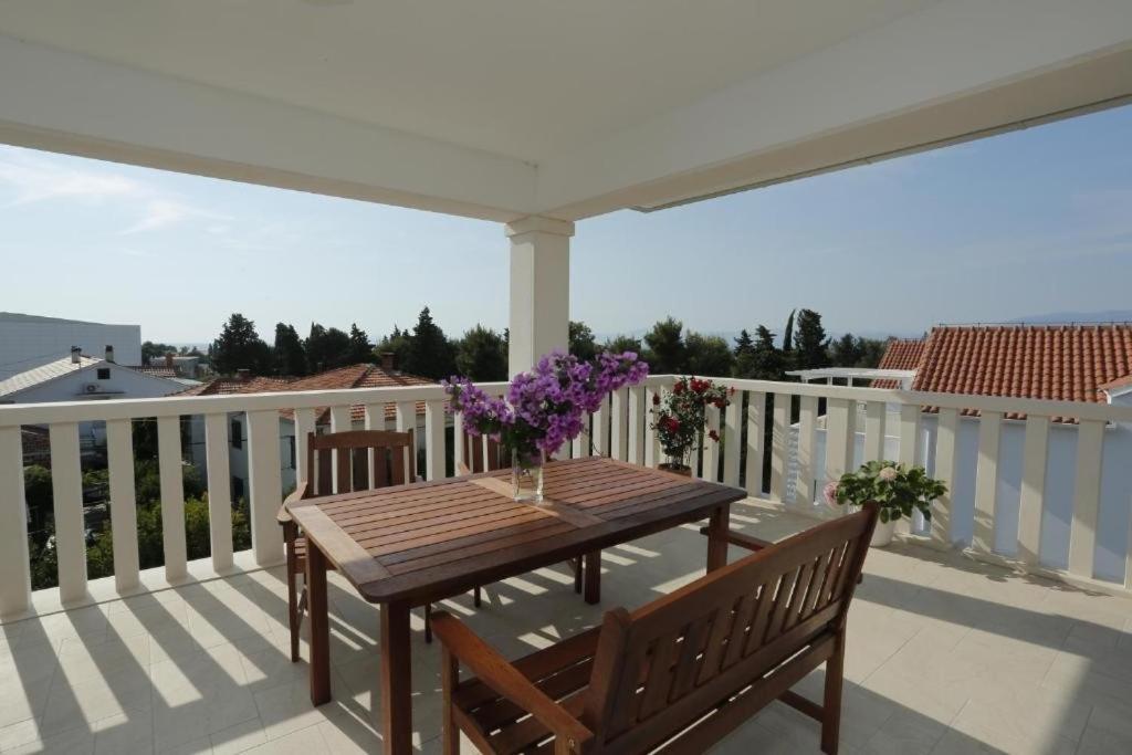 Apartments with parking space Supetar, Brac - 23147