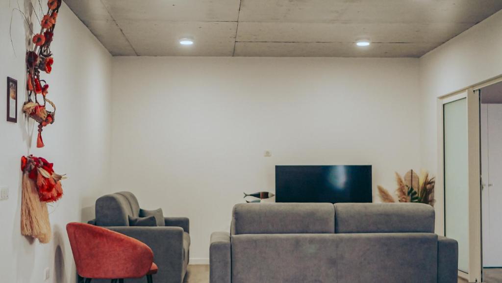 TV a/nebo společenská místnost v ubytování Pension Irivai, appartement UO UO 3 chambres vue mer