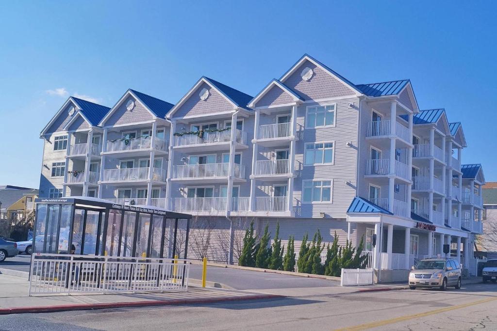 Bel Mare 101 condo في آوشين سيتي: عمارة سكنية كبيرة فيها سيارة متوقفة امامها