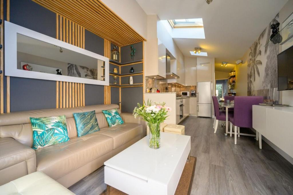 サン・マルタン・ド・レにあるLa Maisonnette Du Closのソファとテーブルのあるリビングルーム