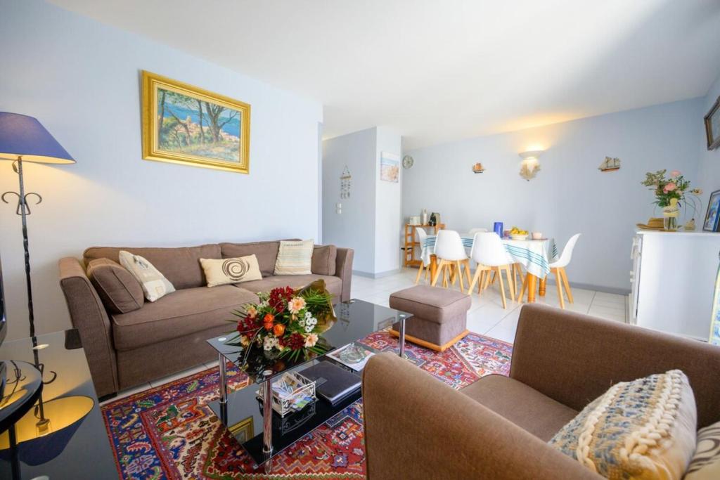 Posezení v ubytování Well placed apartment with courtyard 300m from port