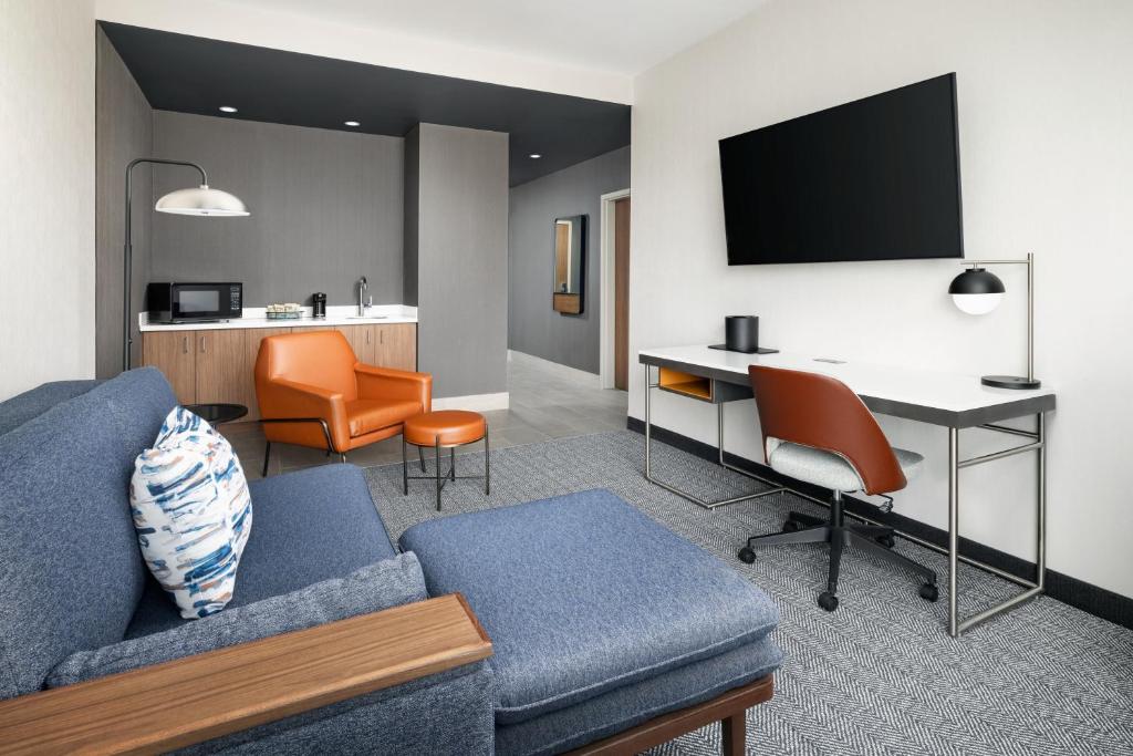TV a/nebo společenská místnost v ubytování Courtyard by Marriott New Castle