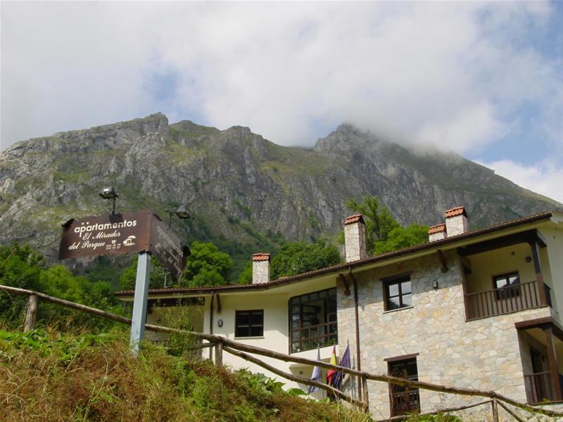 Nespecifikovaný výhled na hory nebo výhled na hory při pohledu z aparthotelu