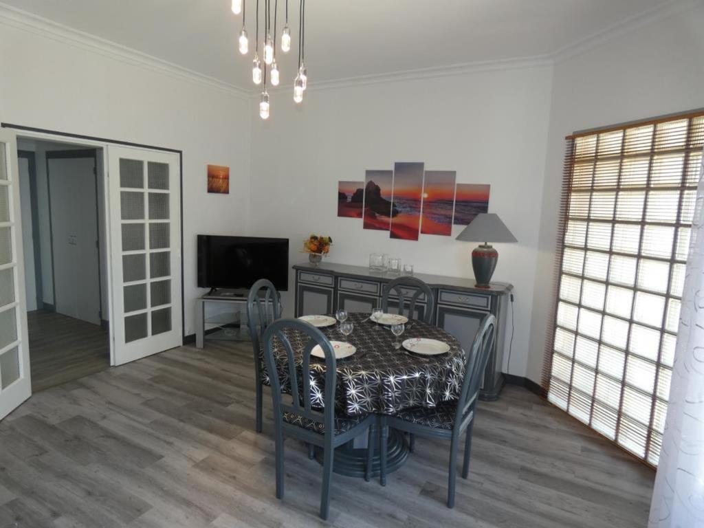 Televízia a/alebo spoločenská miestnosť v ubytovaní Appartement 4 pers, terrasse, proche plage/commerces - Notre-Dame-de-Monts - FR-1-540-190