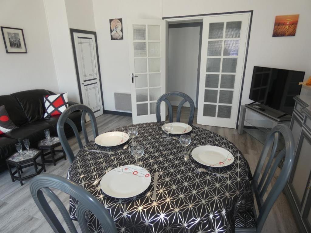 Televízia a/alebo spoločenská miestnosť v ubytovaní Appartement 4 pers, terrasse, proche plage/commerces - Notre-Dame-de-Monts - FR-1-540-190