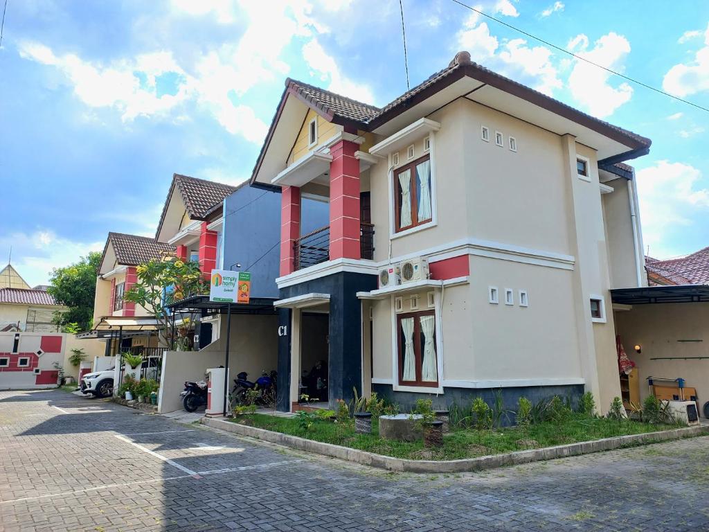 ein Haus mitten in einer Straße in der Unterkunft Homestay Jogja Simply Homy Unit Ambarukmo 3 dekat Jogja Expo Center JEC in Bantul