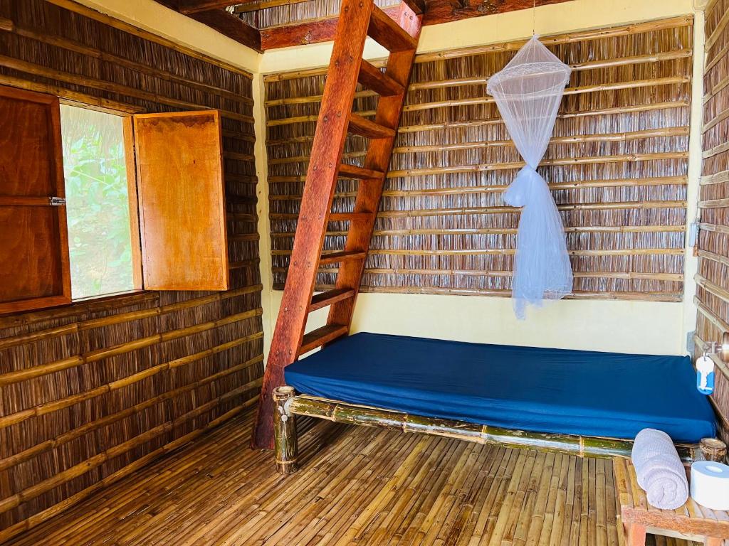 um quarto com um beliche e uma escada em L'Astrolabe - Beach Kubo em Baras
