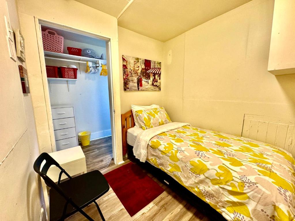 Habitación pequeña con cama y ventana en Tiny Private Room at the Upper Level of a Big House with Shared Bathroom en Seattle
