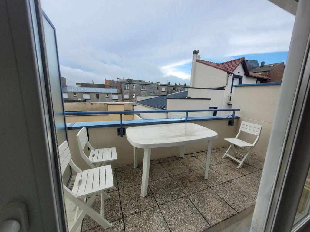 Photo de la galerie de l'établissement Appartement pour 6 personnes, en centre-ville, avec terrasse exposée Sud, à deux pas de la mer - FR-1-672-34, à Merlimont