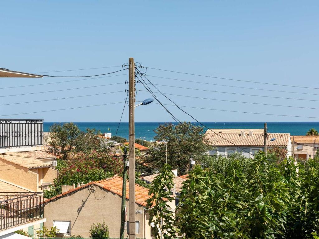 Vue sur une ville avec l'océan en arrière-plan dans l'établissement Appartement près de la plage, 2 chambres, balcon, parking privé, 5 pers, Saint Pierre la Mer - FR-1-229D-137, à Fleury
