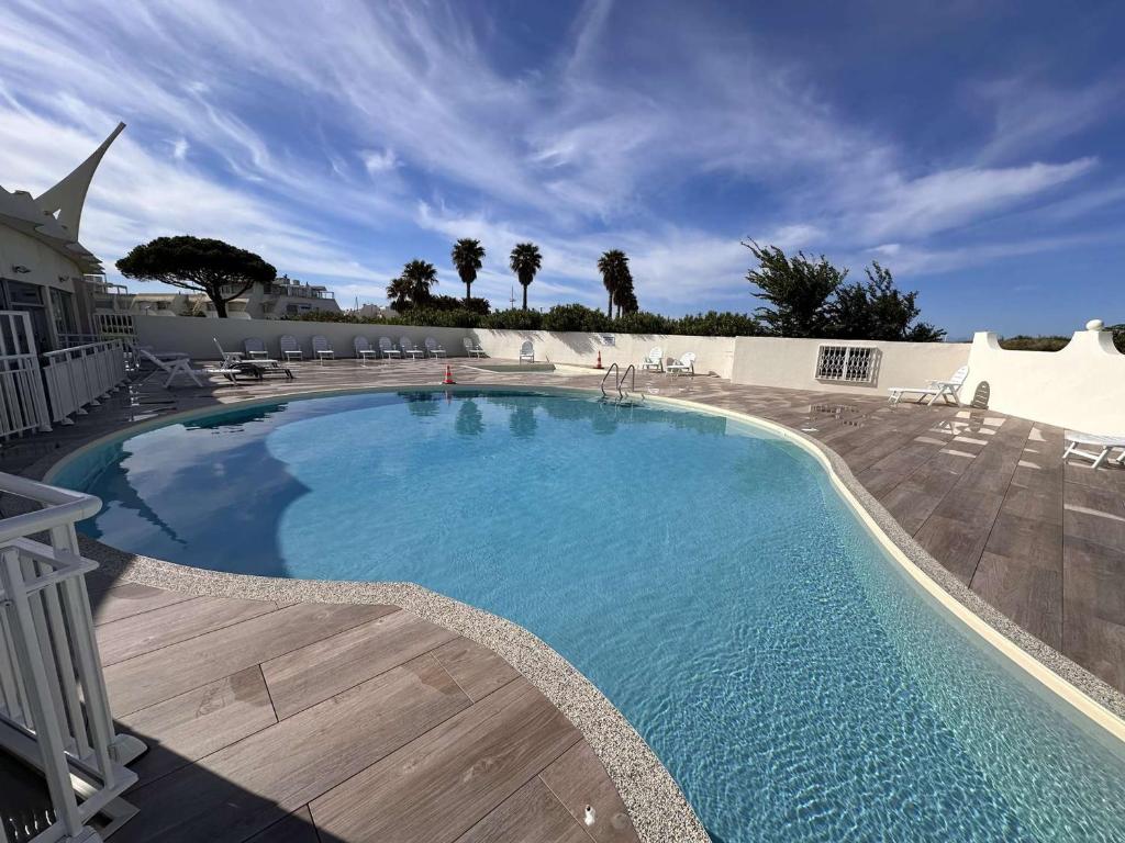 Photo de la galerie de l'établissement Appartement 2P/4 Pers avec Piscine, Tennis, Parking, à 50m de la Plage - FR-1-731-78, au Grau-du-Roi