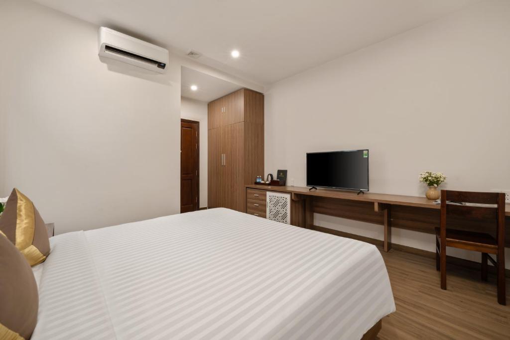 TV a/nebo společenská místnost v ubytování ATP Galaxy Hotel & Apartment Danang
