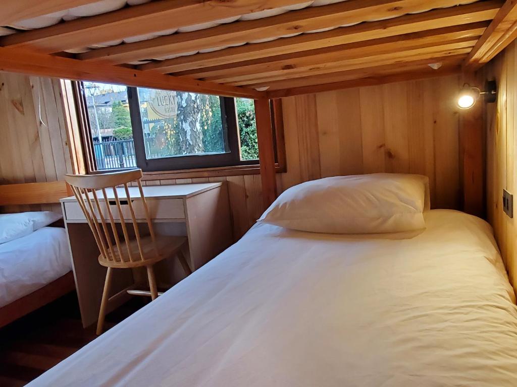 Uma cama ou camas num quarto em Lucky's Hostel