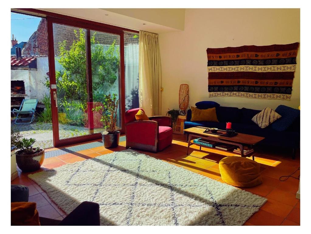 una sala de estar con un sofá y una mesa en Chambre double dans maison lumineuse Saint Job Uccle, en Bruselas