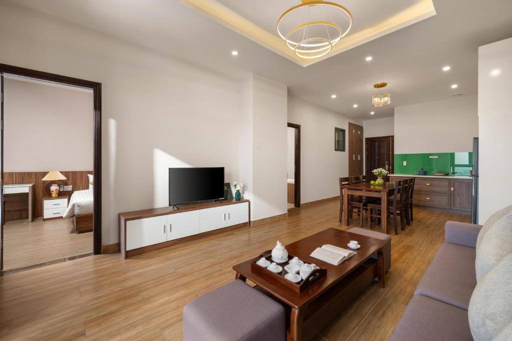 TV a/nebo společenská místnost v ubytování ATP Galaxy Hotel & Apartment Danang