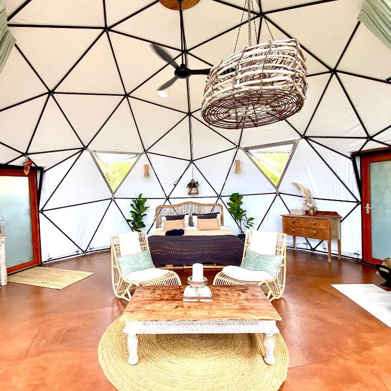 Posezení v ubytování Noosa Earth Element Dome - Breathtaking Views