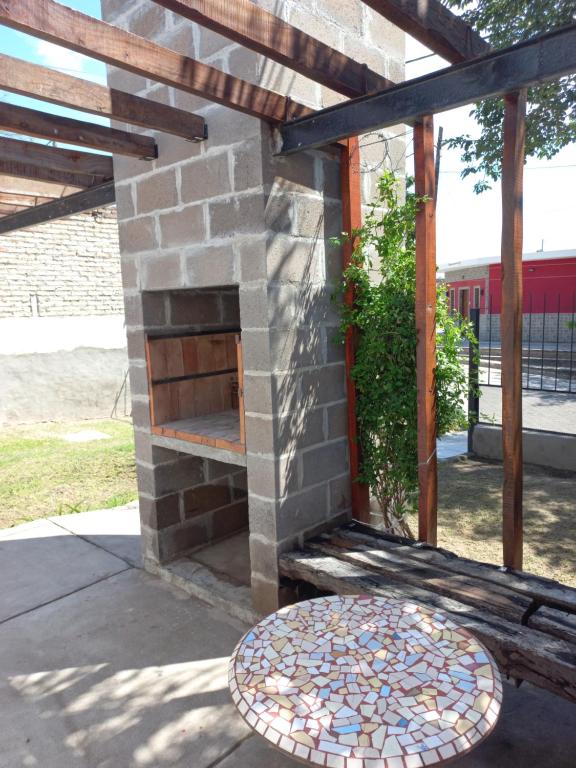 un horno de pizza al aire libre en un patio con toldo en terraza con asador privado en Termas de Río Hondo