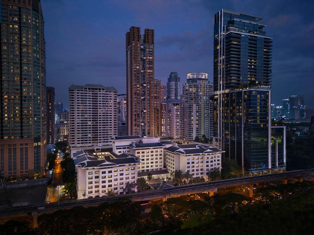 曼谷的住宿－曼谷暹罗安纳塔拉酒店，城市天际线,夜晚有高楼