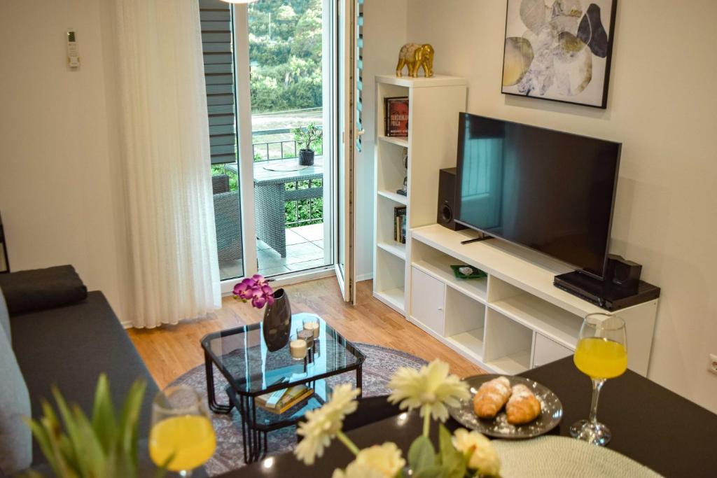 Televízia a/alebo spoločenská miestnosť v ubytovaní Studio Apartment Mandic