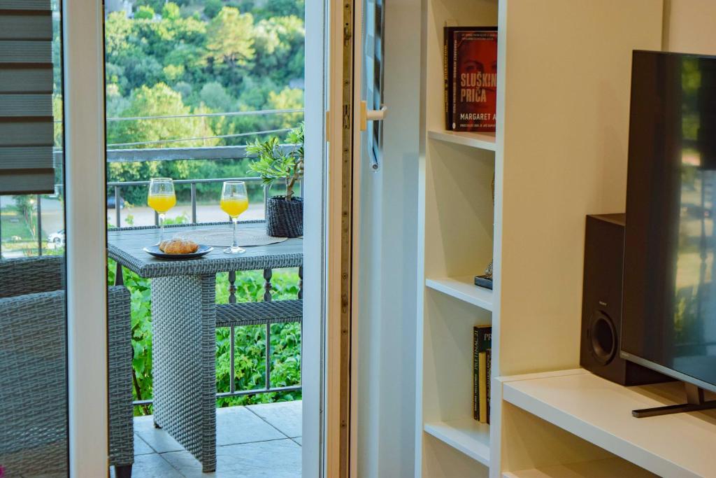 Televízia a/alebo spoločenská miestnosť v ubytovaní Studio Apartment Mandic