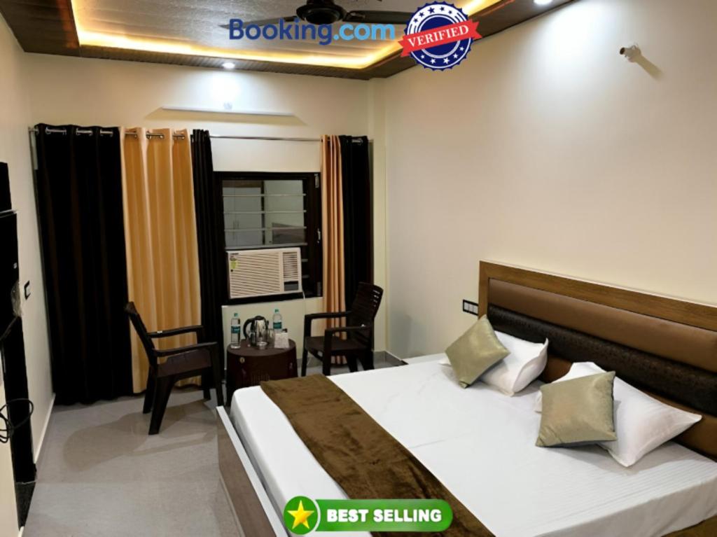 Giường trong phòng chung tại Goroomgo Tapovan Residency Haridwar - Excellent Service Recommended