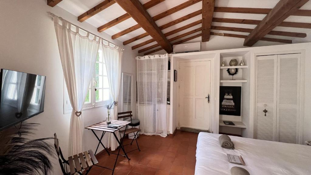 Televízia a/alebo spoločenská miestnosť v ubytovaní B&B Maison Gigi