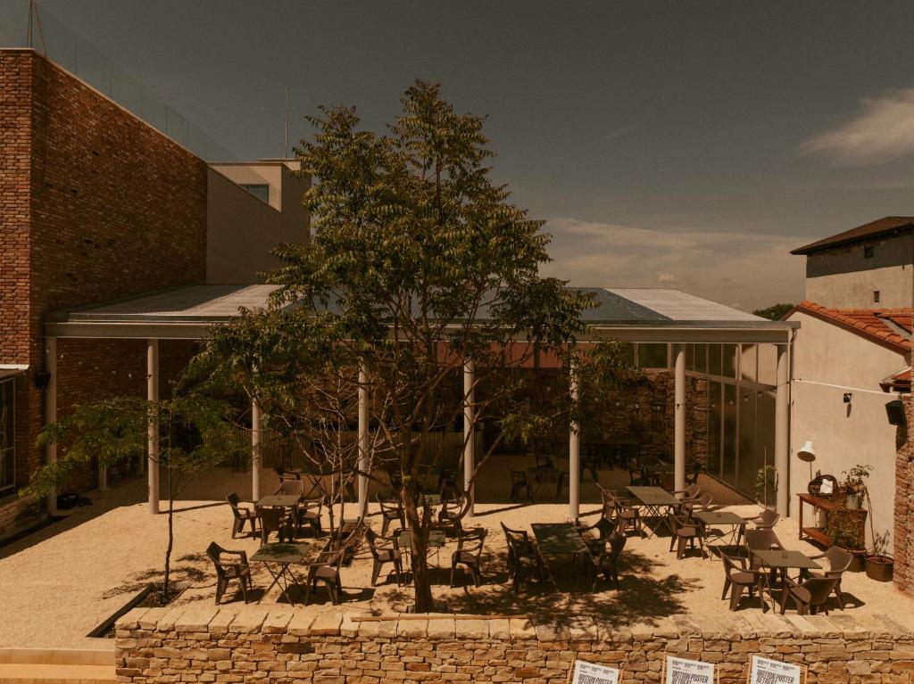 un grupo de mesas y sillas frente a un edificio en Arome22, en Eforie Sud