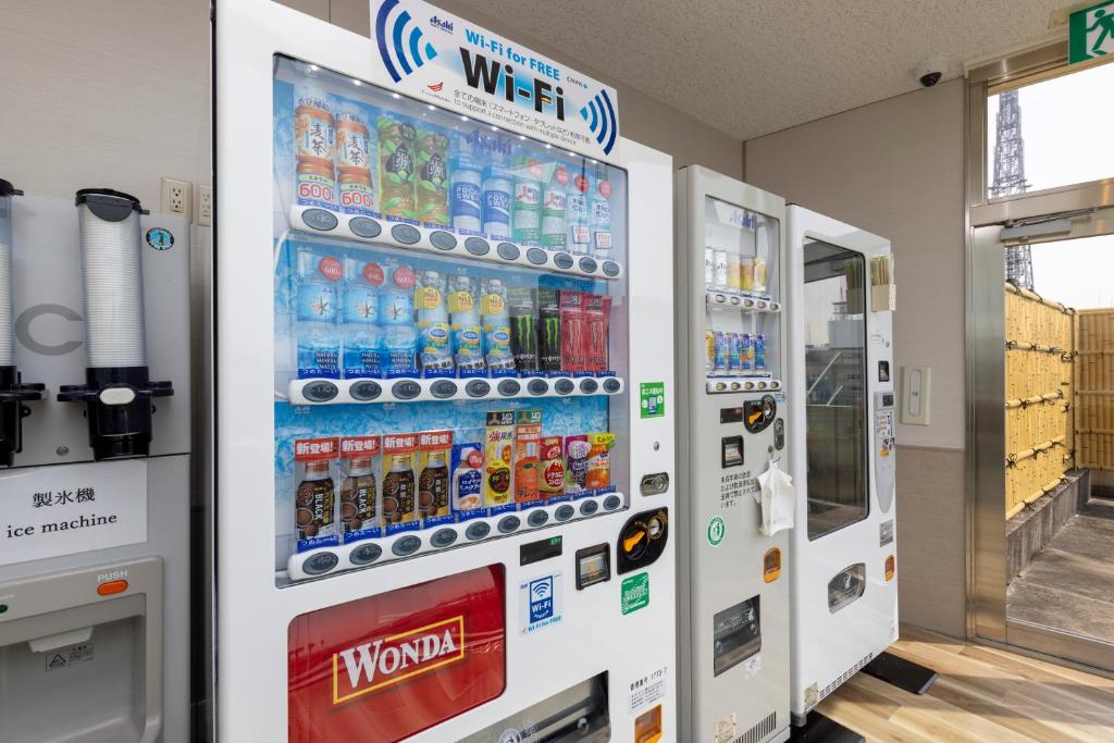 名古屋市にある三交イン名古屋錦 ～四季乃湯～のソーダのボトルが詰まった自動販売機