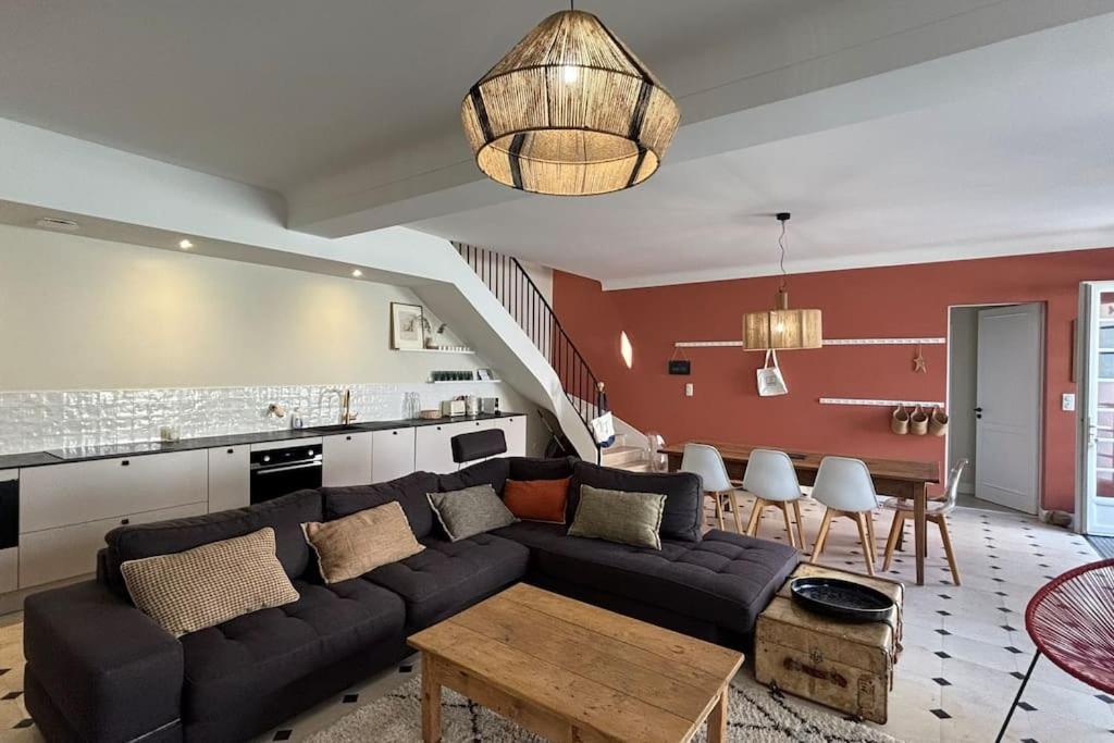 een woonkamer met een bank en een tafel bij Maison Ausiphica in Arcachon