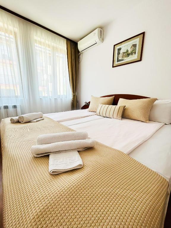 Postel nebo postele na pokoji v ubytování Family Hotel Helios