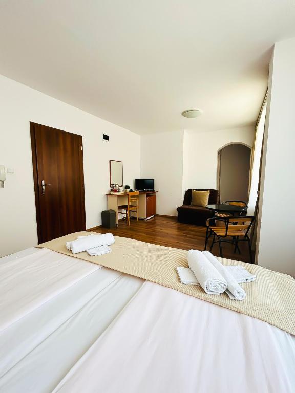 Postel nebo postele na pokoji v ubytování Family Hotel Helios