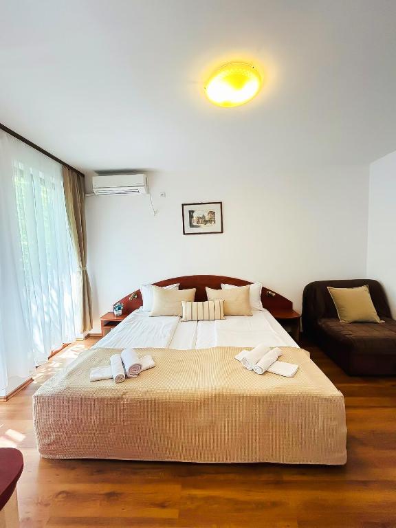 Postel nebo postele na pokoji v ubytování Family Hotel Helios