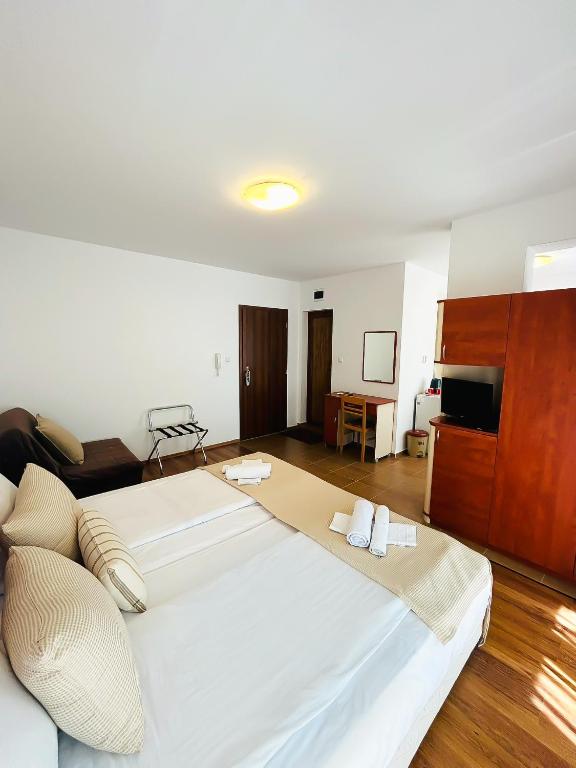Postel nebo postele na pokoji v ubytování Family Hotel Helios