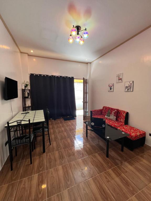 een woonkamer met een bank en een tafel bij A-rena Homestay in General Luna