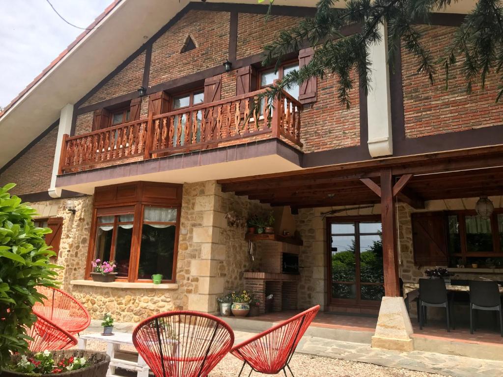 dom z balkonem i krzesłami przed nim w obiekcie Caserio Arrigorri excelente ubicación jardín con barbacoa 14 plazas w mieście Murguía