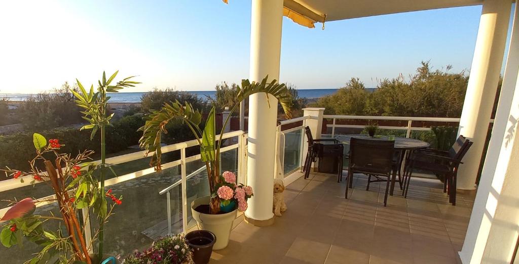 Balkón alebo terasa v ubytovaní Beach view - primera linea lujo