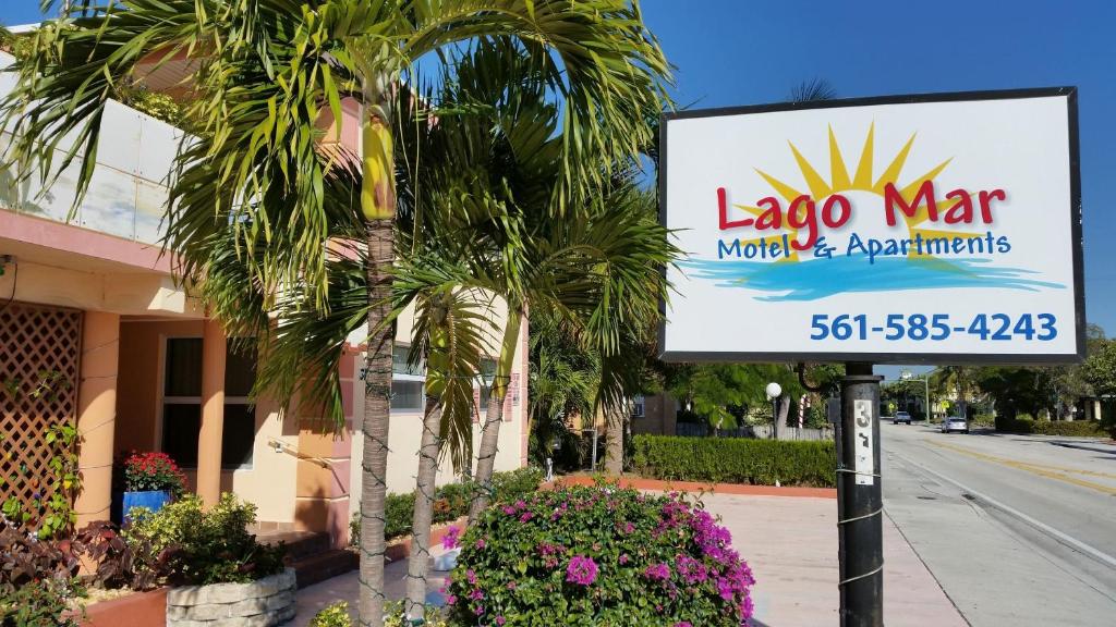- un panneau indiquant un motel et des appartements laoco mar dans l'établissement Lago Mar Motel and Apartments, à Lake Worth