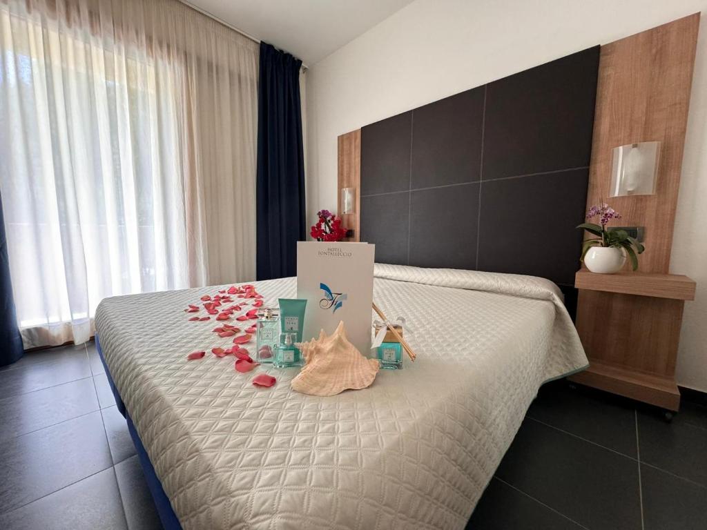 Postel nebo postele na pokoji v ubytování Hotel Fontalleccio