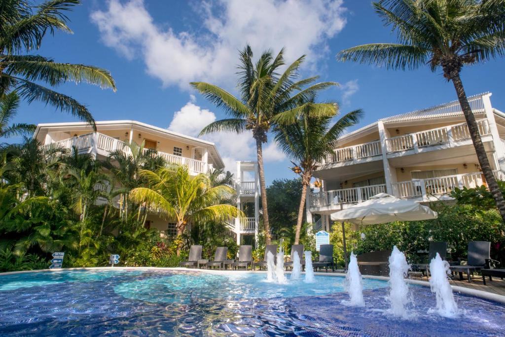 Bazén v ubytování Paradise Beach Hotel & Resort nebo v jeho okolí