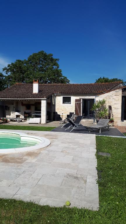 Damvix Chambre d hôtes La Barbée - Habitación Doble Con Vista A La Piscina