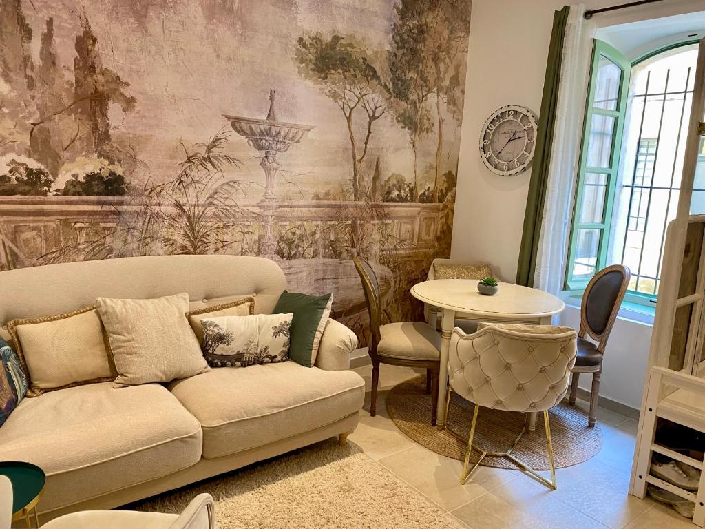 un salon avec un canapé et une table dans l'établissement Charmante maison climatisée avec 2x ch et 2x sdb, à Arles