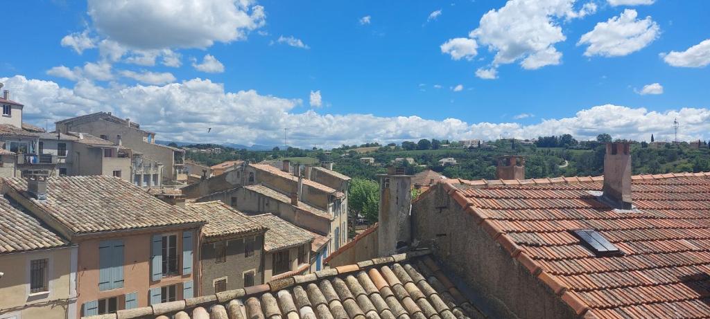 une vue sur les toits des bâtiments d'une ville dans l'établissement Un Souffle d'Air, à Valensole