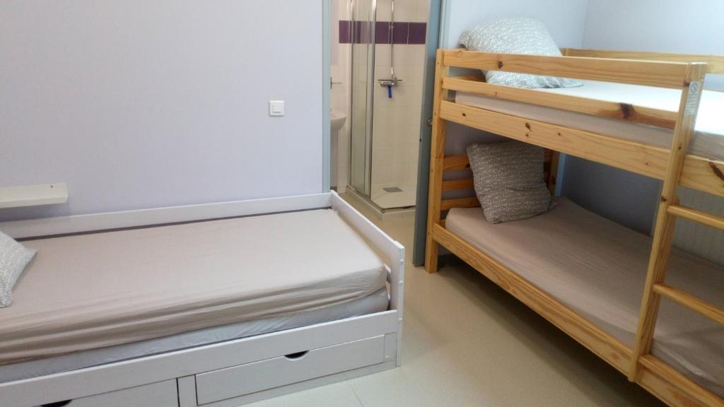 Ostal Scrignac - Gîte d'étape de la Gare - Drievoudige Kamer Met Een Eigen Externe Badkamer