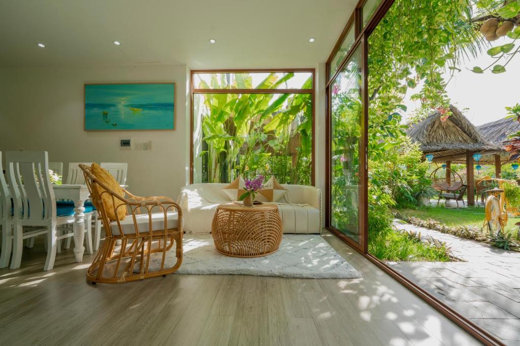 Buổi sáng tại An Bang Garden Homestay bắt đầu trong căn phòng yên tĩnh, đón ánh sáng tự nhiên và không khí trong lành từ khu vườn xanh mát.